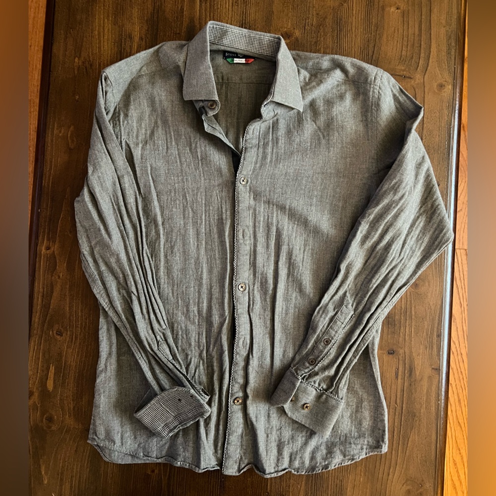 Men’s Stone Rose L/S Button Up. Size M